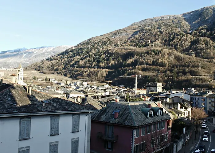 Bed & Rooms, Corte Rossa -1 Min Walk To Bernina ExpressAlbergo